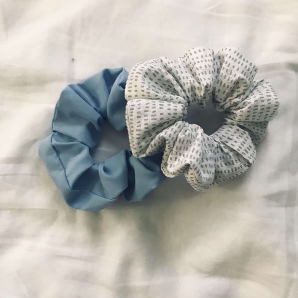 Two scrunchies💙